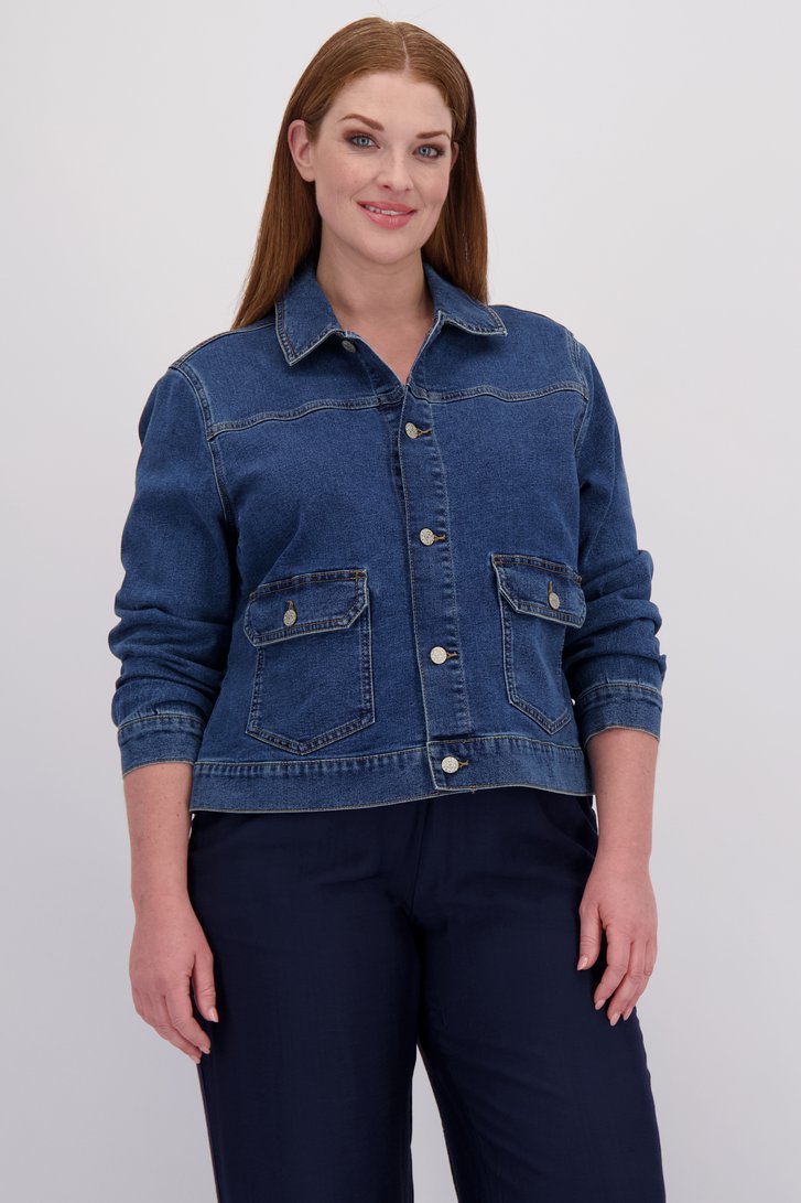 Le devant de Veste en jean bleue de ONLY Carmakoma pour Femmes