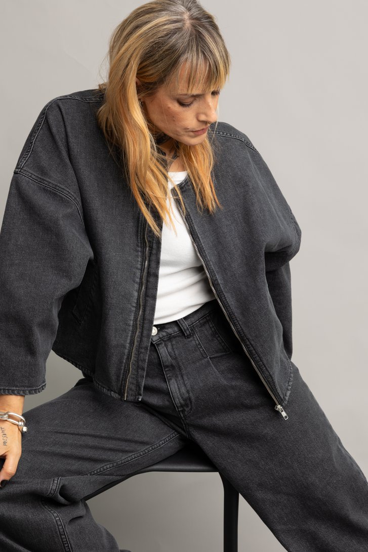 Le devant de Veste en jean grise effet délavé de Murielle Victorine Scherre pour Femmes