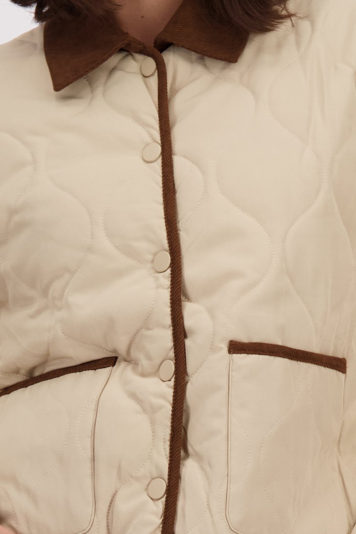 Détail de Veste matelassée beige avec finitions brunes de JDY pour Femmes