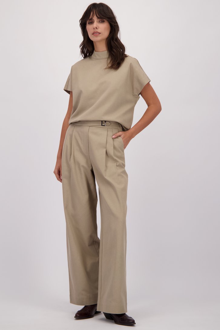 Voorkant van Wijde beige broek door Louise voor Dames