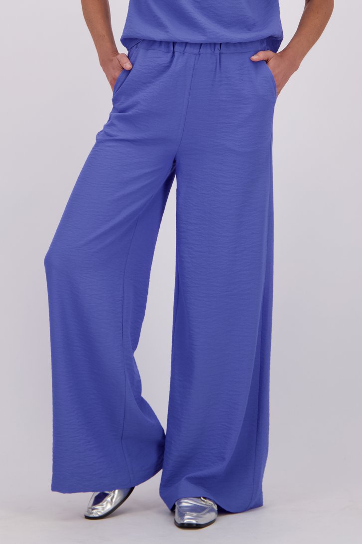 Detail van Wijde blauwe broek met elastische taille door Claude Arielle voor Dames