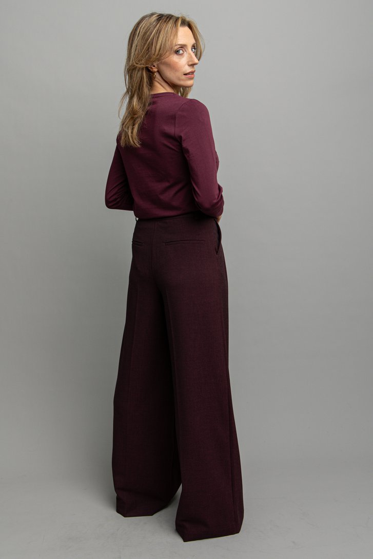 Achterkant van Wijde bordeaux broek door Louise voor Dames