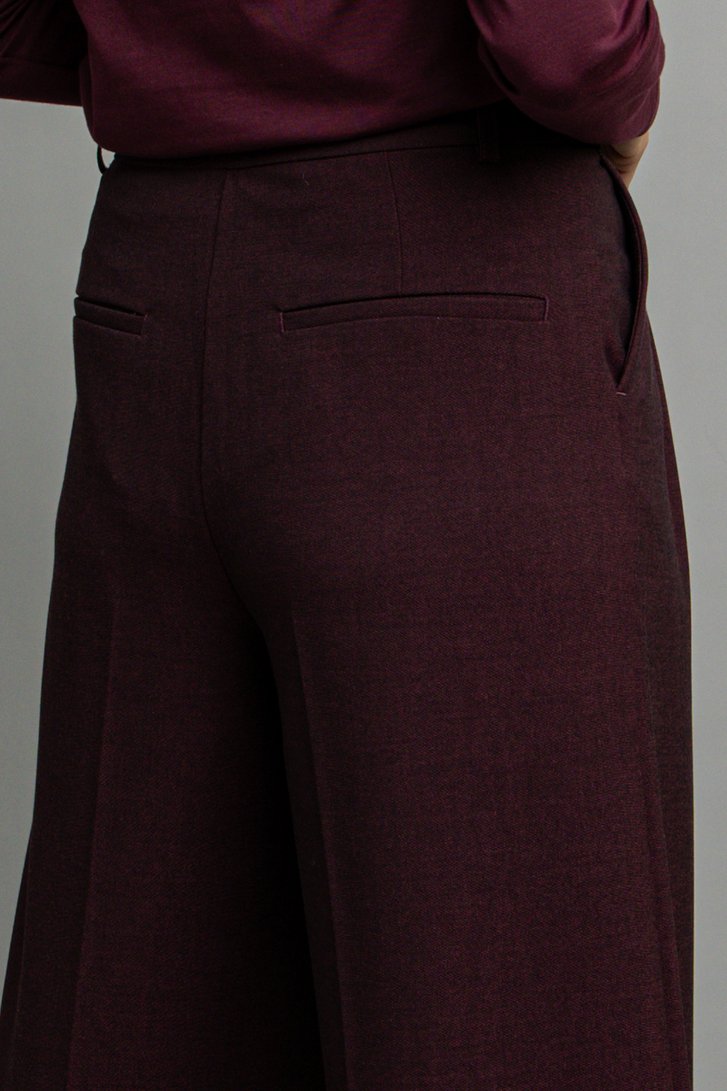 Detail van Wijde bordeaux broek door Louise voor Dames