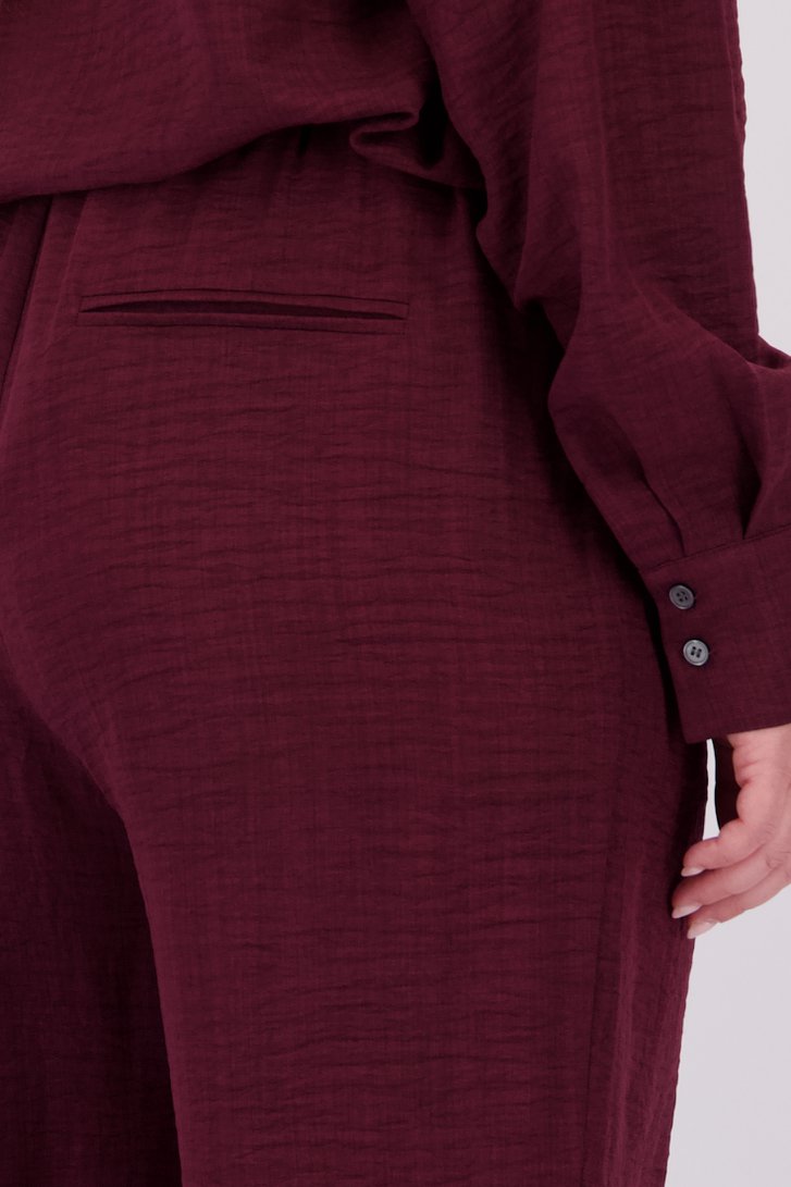 Detail van Wijde bordeaux broek met elastische taille door ONLY Carmakoma voor Dames