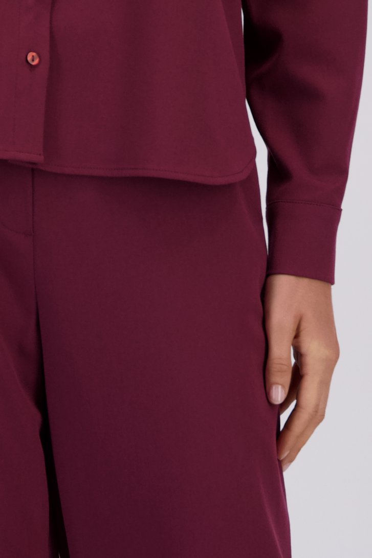 Detail van Wijde bordeaux broek met elastische tailleband door Liberty Island voor Dames