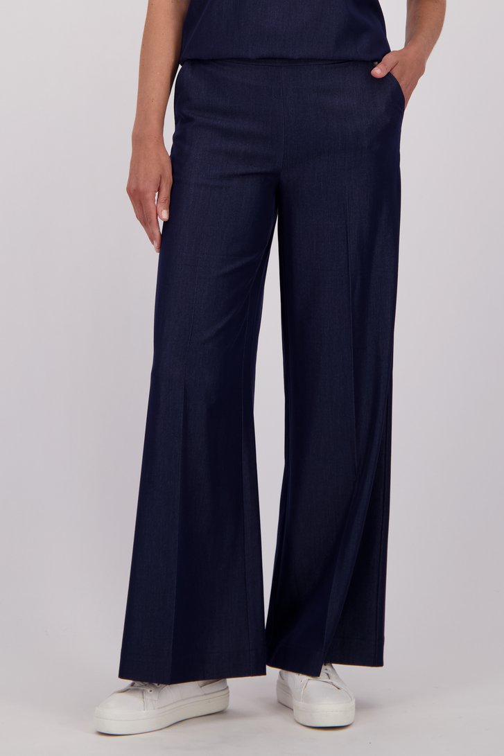 Detail van Wijde broek in denim look door Claude Arielle voor Dames