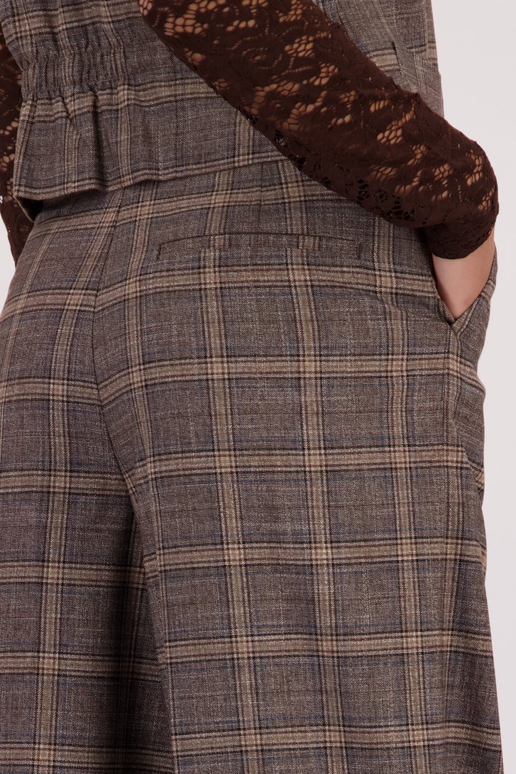 Detail van Wijde bruin geruite broek  door Louise voor Dames