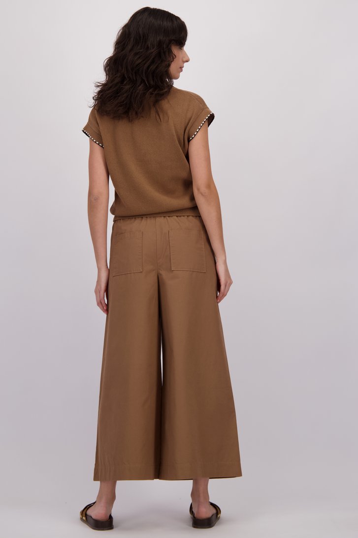 Detail van Wijde bruine broek met elastische tailleband door Louise voor Dames