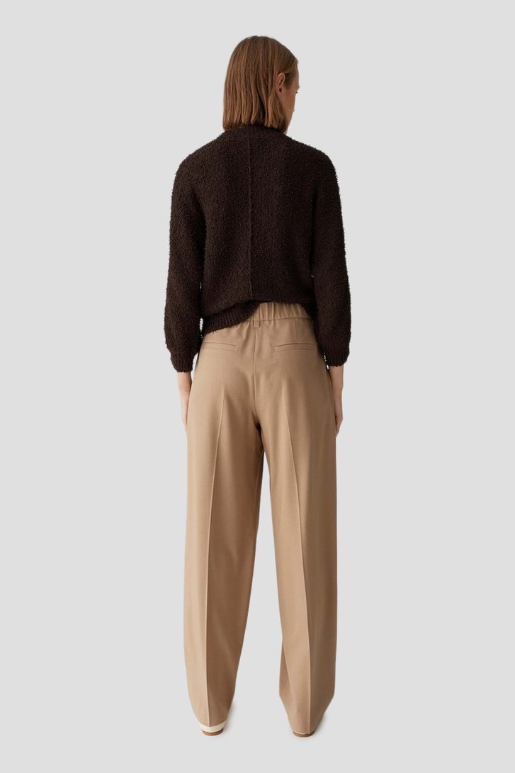 Detail van Wijde bruine broek met elastische tailleband door Opus pants voor Dames