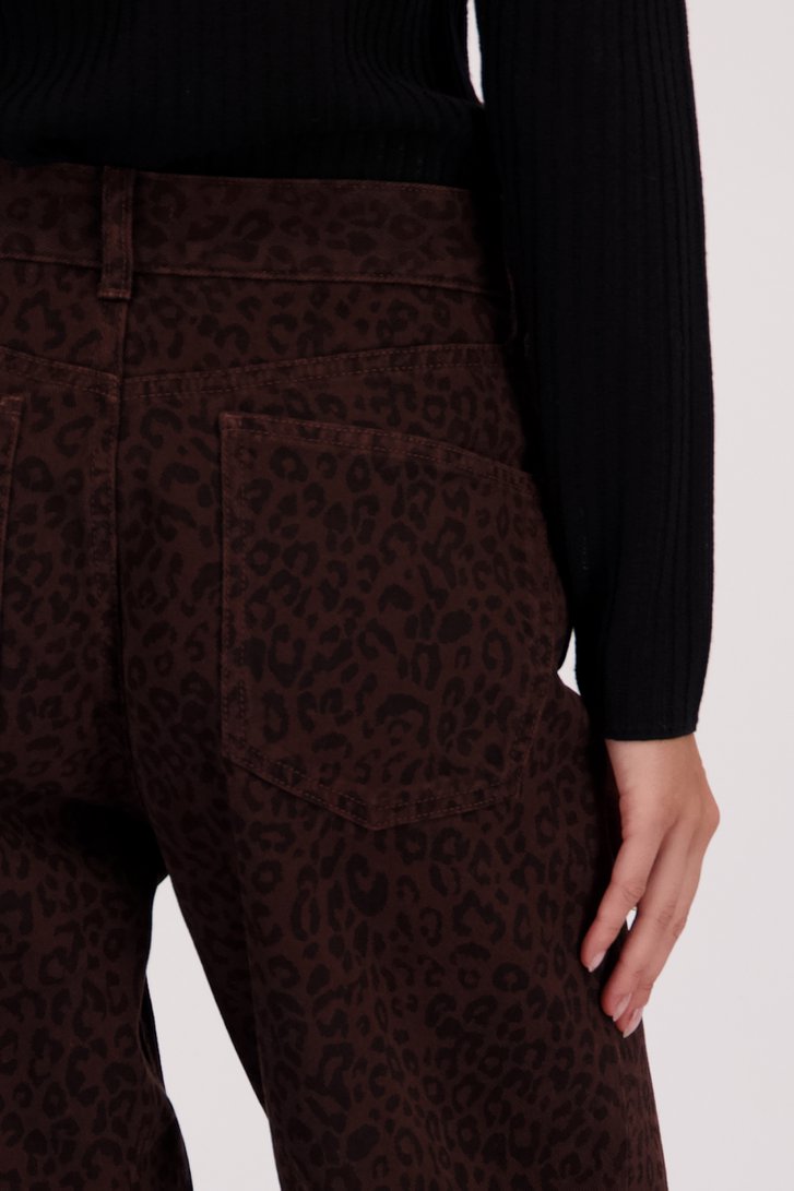 Detail van Wijde bruine jeans met luipaardprint door Louise voor Dames