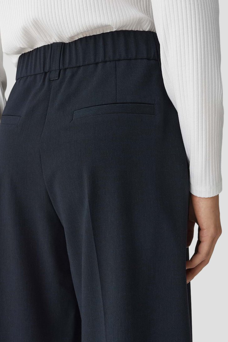 Detail van Wijde donkerblauwe broek met elastische tailleband door Opus pants voor Dames