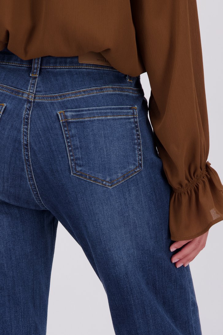 Detail van Wijde donkerblauwe jeans  door More & More voor Dames