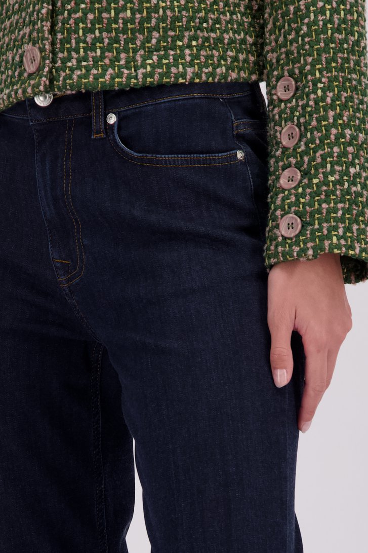 Detail van Wijde donkerblauwe jeans door More & More voor Dames