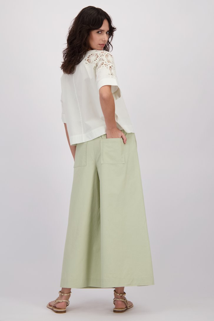 Achterkant van Wijde grijsgroene broek met elastische tailleband door Louise voor Dames