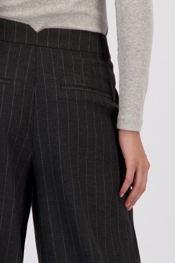 Detail van Wijde grijze broek met krijtstreep door Louise voor Dames