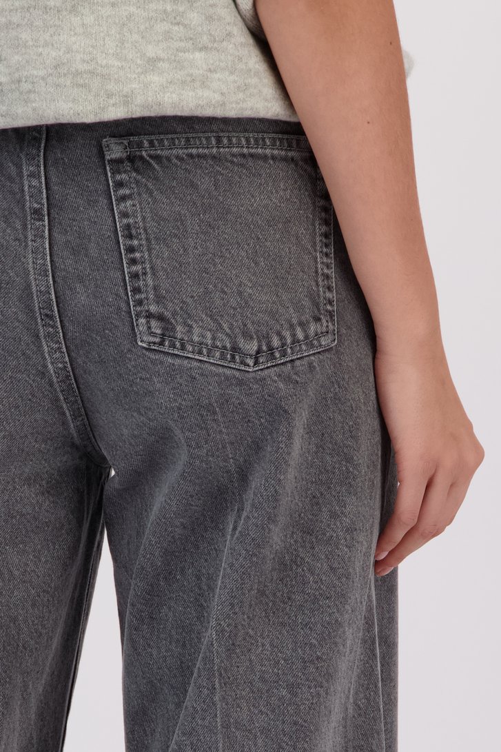 Detail van Wijde grijze jeans door Louise voor Dames
