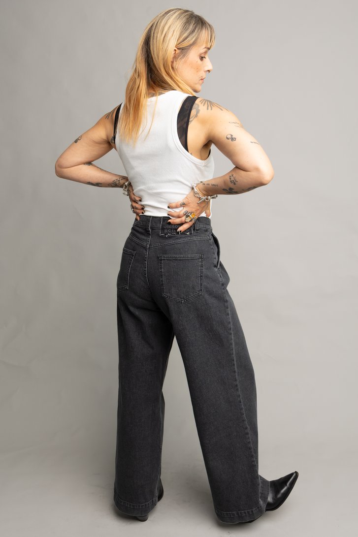 Detail van Wijde grijze jeans met verwassen look door Murielle Victorine Scherre voor Dames