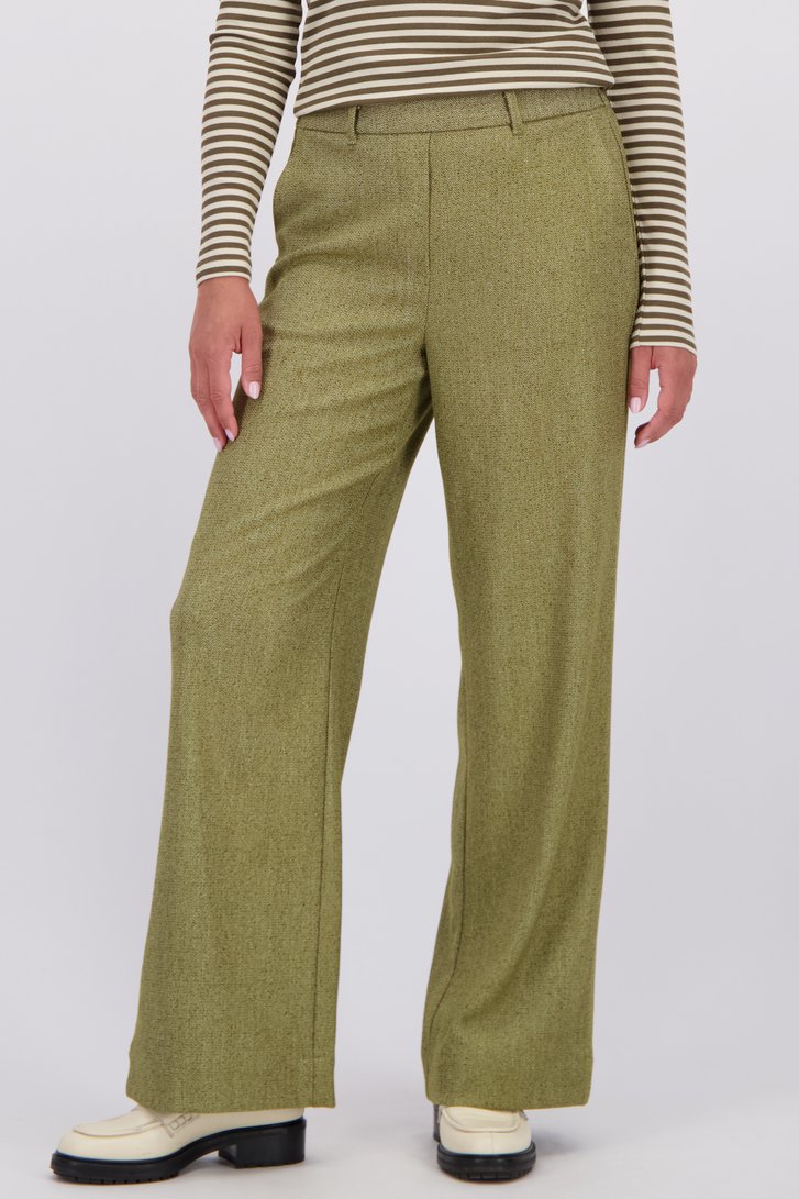 Detail van Wijde groene broek met elastische tailleband door Libelle voor Dames
