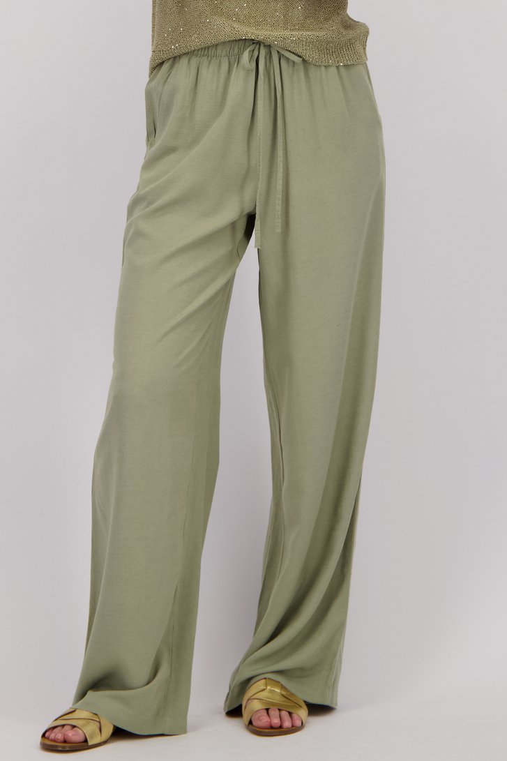 Detail van Wijde groene broek met striklint door JDY voor Dames