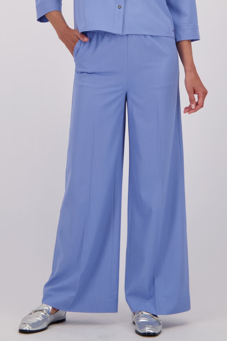 Detail van Wijde lichtblauwe broek met jeanslook door Claude Arielle voor Dames