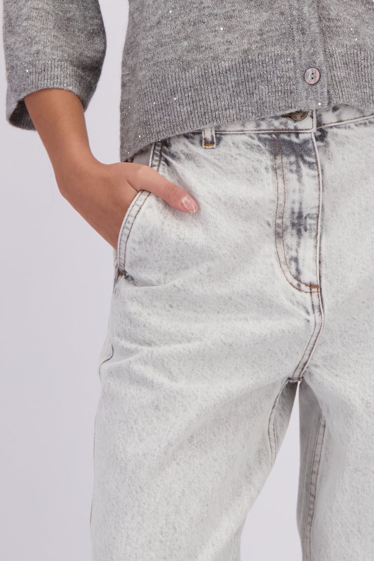 Detail van Wijde lichtgrijze jeans door Louise voor Dames