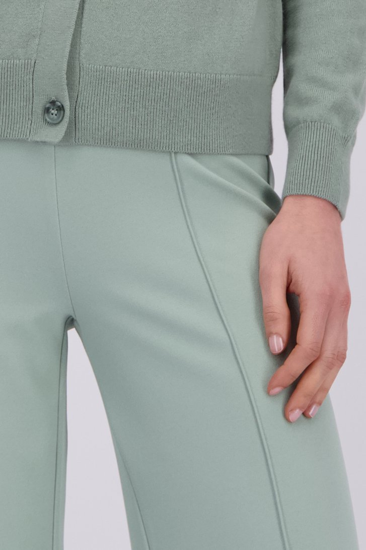 Detail van Wijde lichtgroene broek met elastische taille door Liberty Island voor Dames