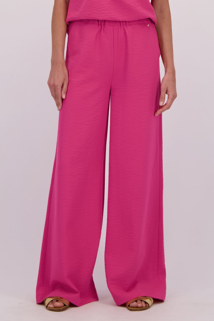 Detail van Wijde roze broek met elastische taille door Claude Arielle voor Dames