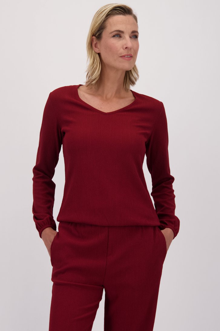 Voorkant van Wijnrode blouse met structuur en V-hals door Claude Arielle voor Dames