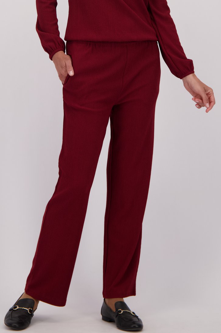 Detail van Wijnrode broek met structuur en elastische taille door Claude Arielle voor Dames