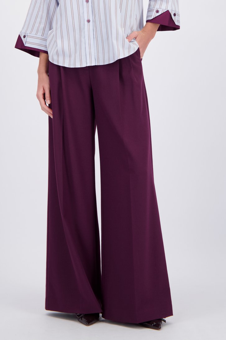 Detail van Wijnrode broek met wijde pijpen door D'Auvry voor Dames