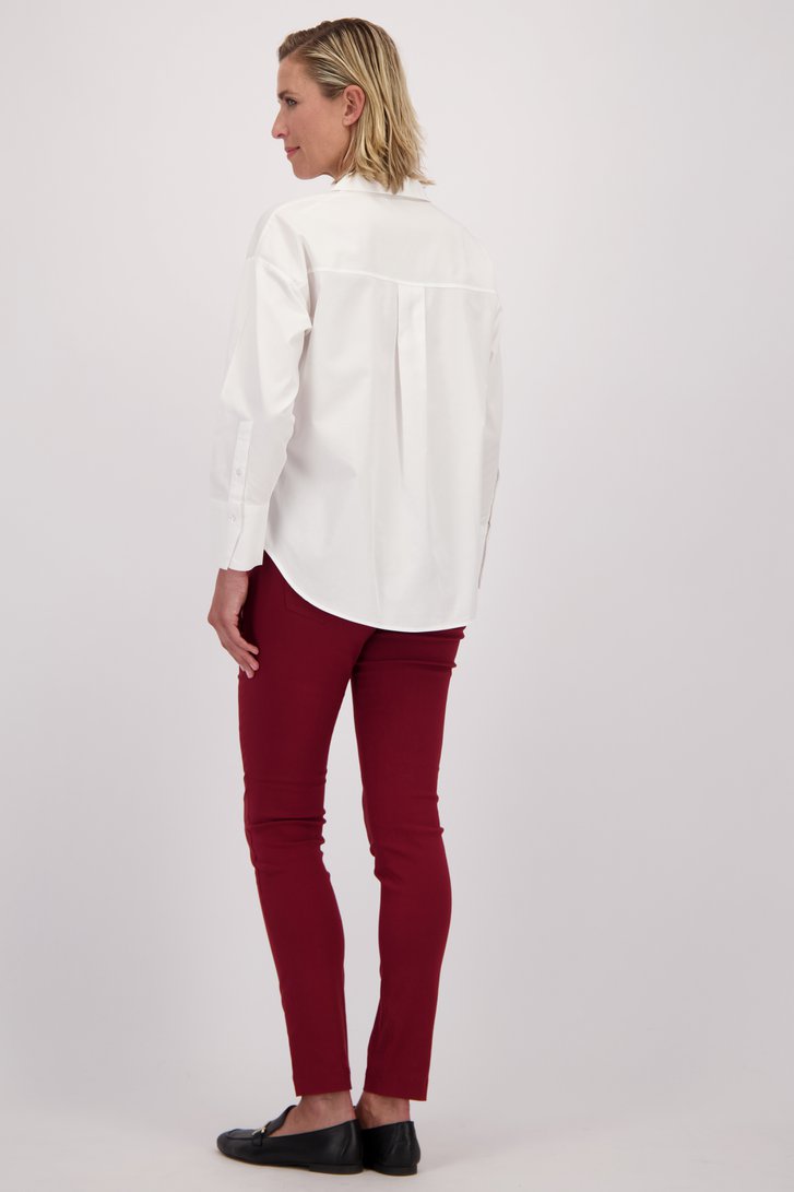 Achterkant van Wijnrode stretchbroek met elastische taille door Claude Arielle voor Dames