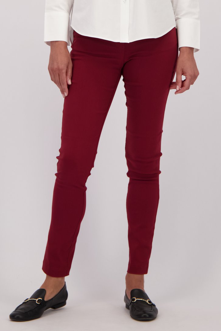 Detail van Wijnrode stretchbroek met elastische taille door Claude Arielle voor Dames