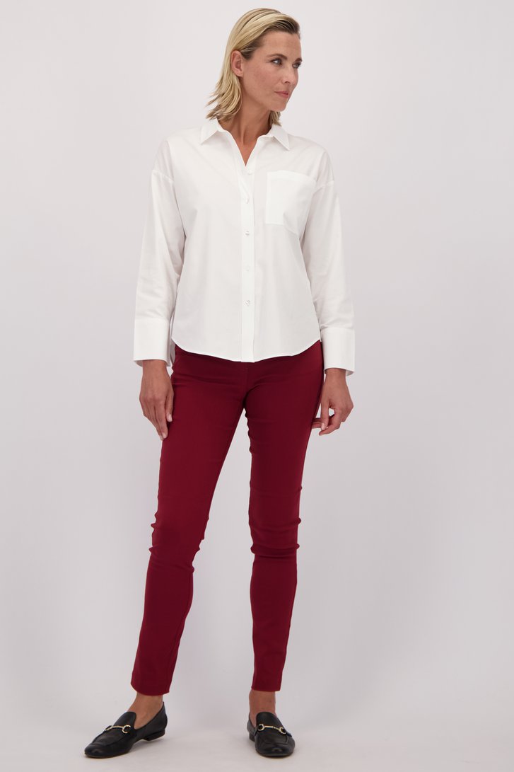 Voorkant van Wijnrode stretchbroek met elastische taille door Claude Arielle voor Dames