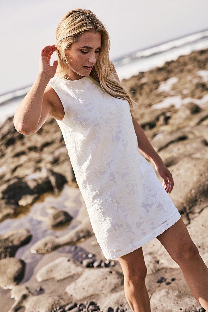 Voorkant van Wit mouwloos kleedje met broderie door Louise voor Dames