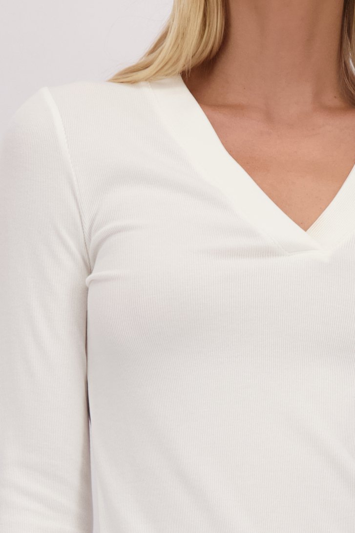 Detail van Wit T-shirt met V-hals en lange mouwen door Liberty Island voor Dames