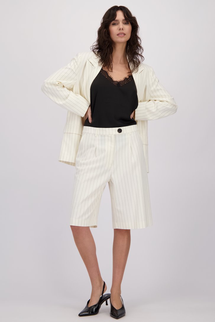 Detail van Witte bermuda met zwarte krijtstreep door Louise voor Dames