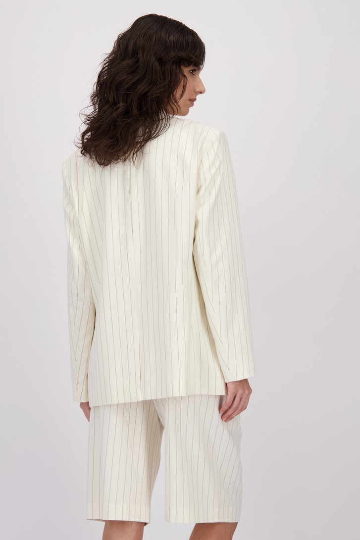 Achterkant van Witte blazer met zwarte krijtstreep door Louise voor Dames