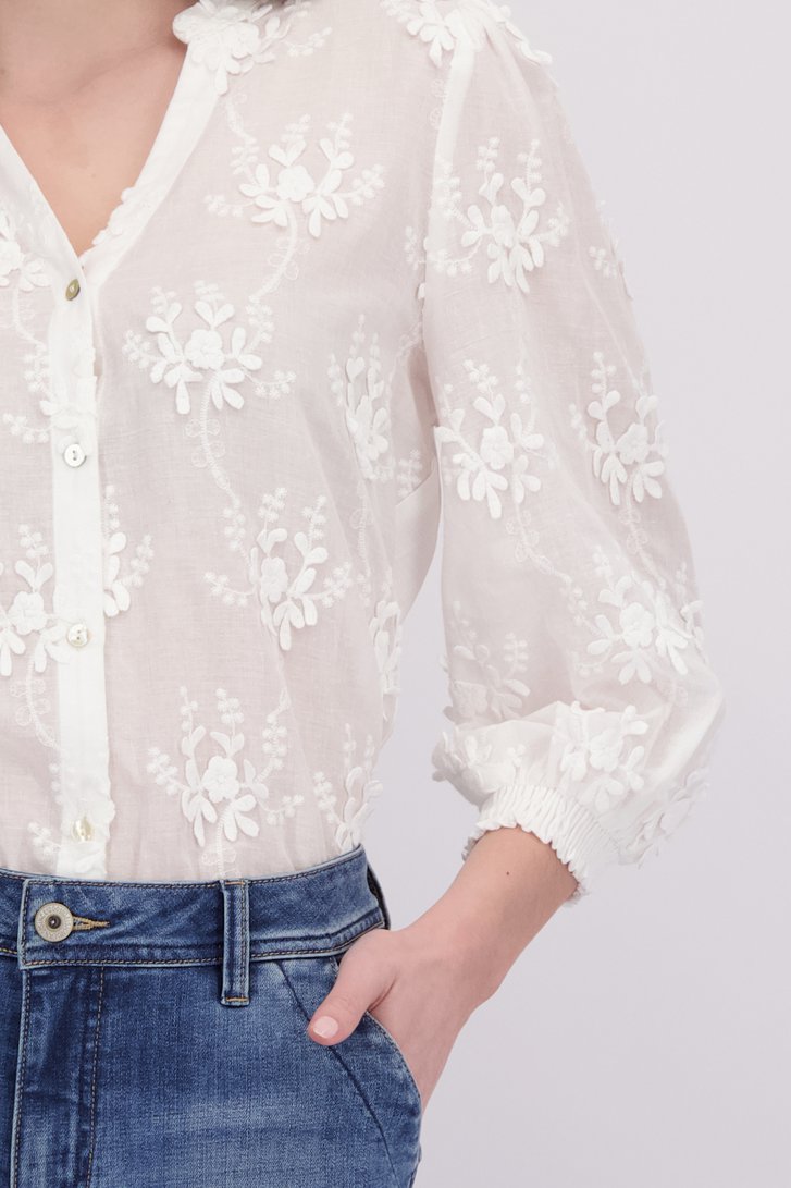 Detail van Witte blouse met geborduurd bloemenmotief door Geisha voor Dames