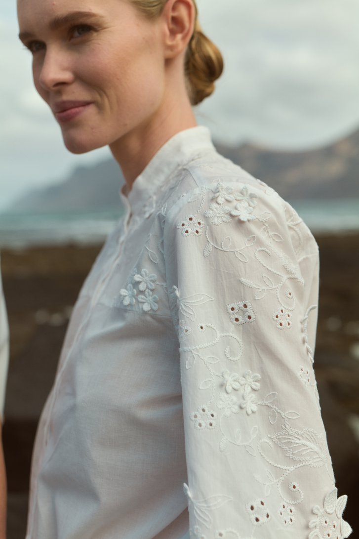 Witte blouse met geborduurd bloemenmotief van More & More voor Dames