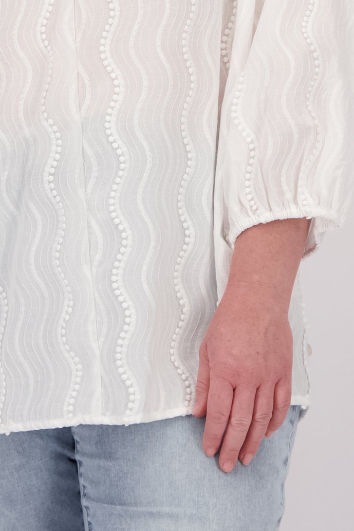 Detail van Witte blouse met golvende ton-sur-ton strepen door Yest Curve voor Dames