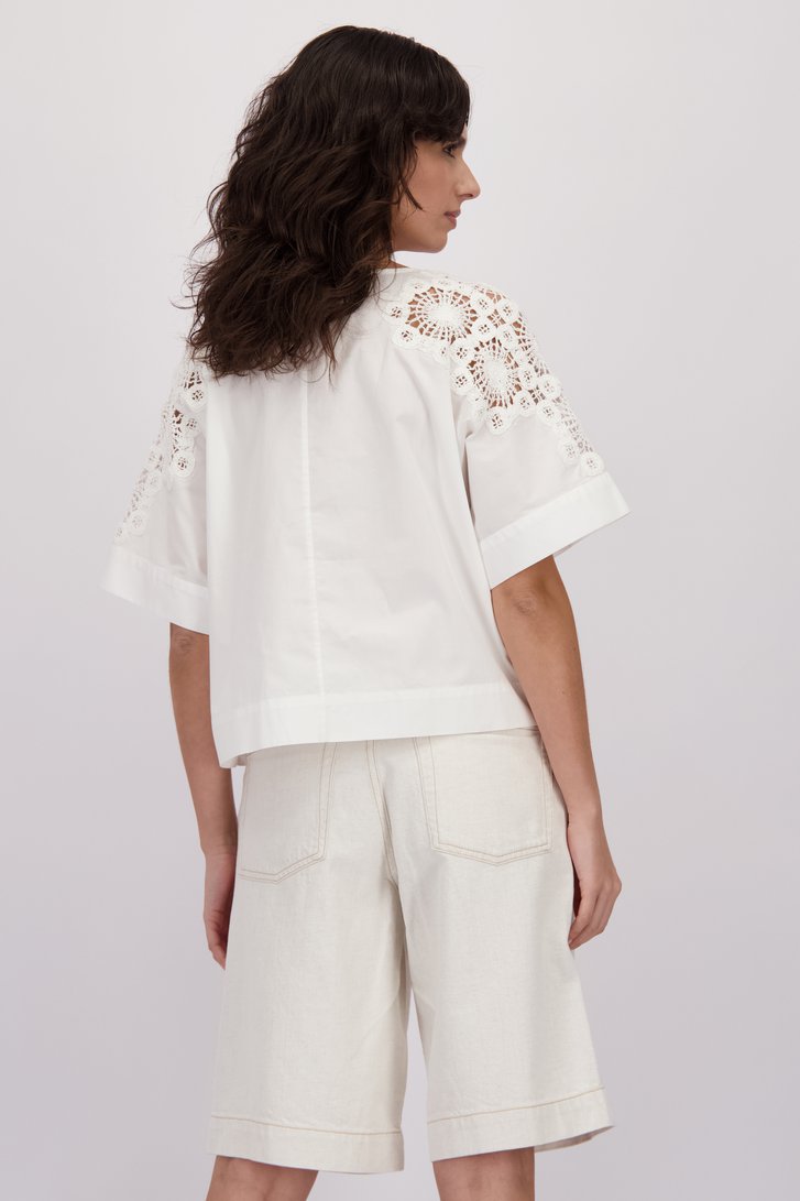 Achterkant van Witte blouse met opengewerkte mouwen door Louise voor Dames