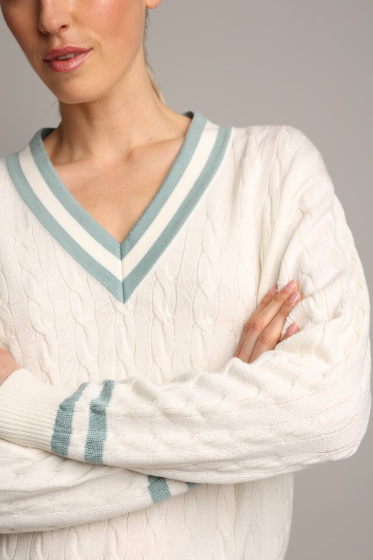 Detail van Witte golftrui met kabelmotief en blauwe boorden  door Dansaert Golf Club voor Dames