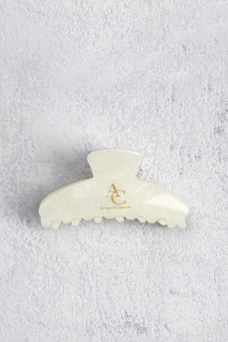 Voorkant van Witte haarspeld met logo door AC by Annelien Coorevits voor Dames