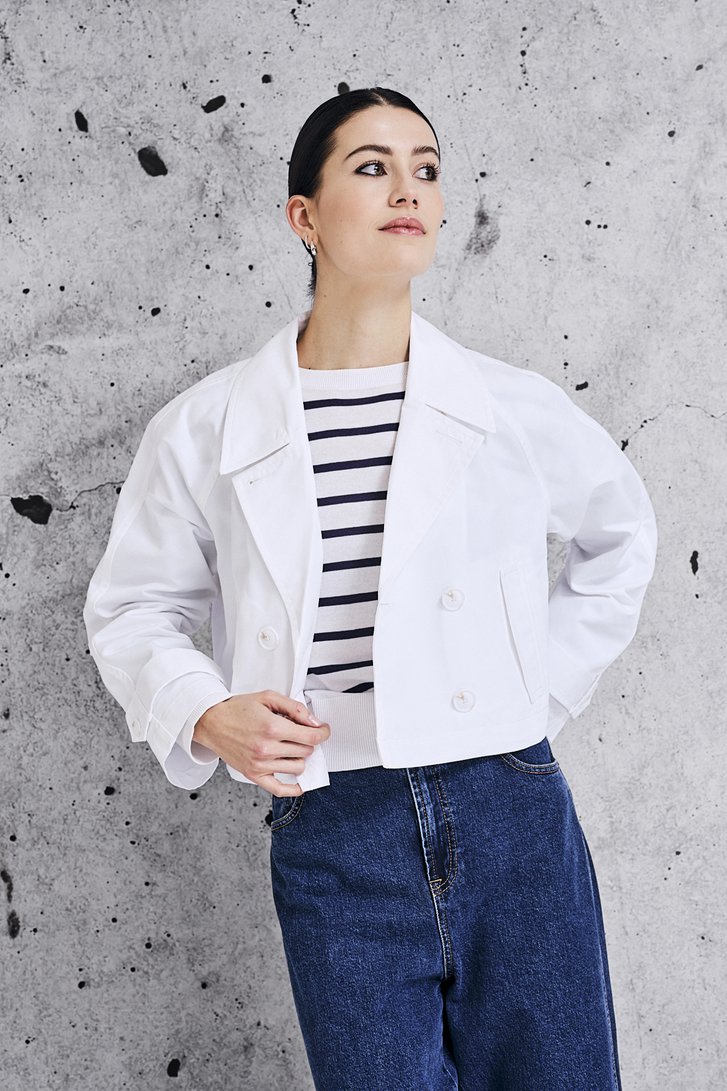 Voorkant van Witte korte trenchcoat door Louise voor Dames