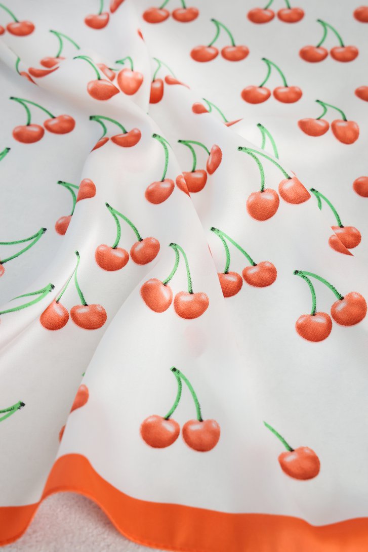 Productfoto 1 van Witte sjaal met kersenprint door Liberty Island voor Dames