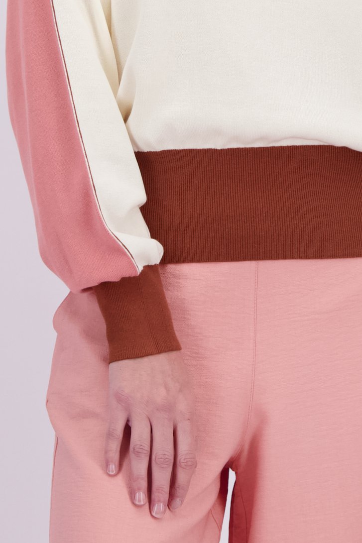 Detail van Witte trui met roze color blocks door AC by Annelien Coorevits voor Dames