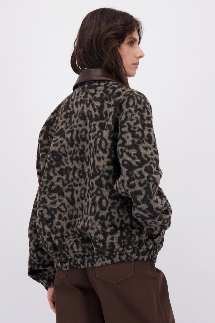 Achterkant van Zacht bruin vest met panterprint door Louise voor Dames