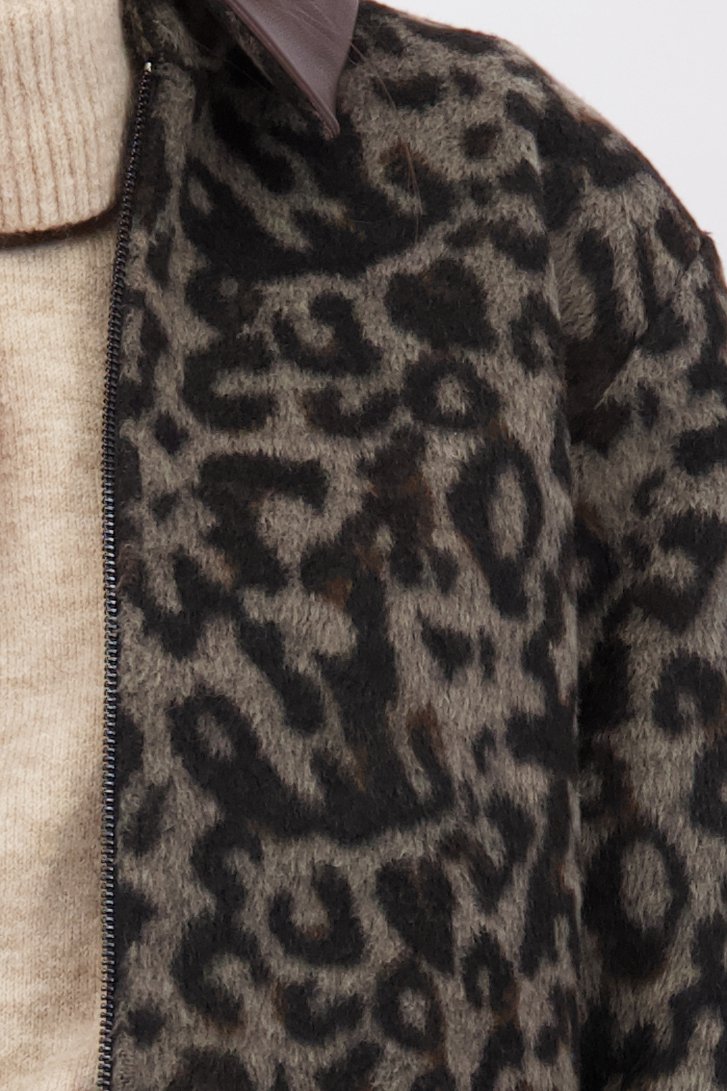 Detail van Zacht bruin vest met panterprint door Louise voor Dames