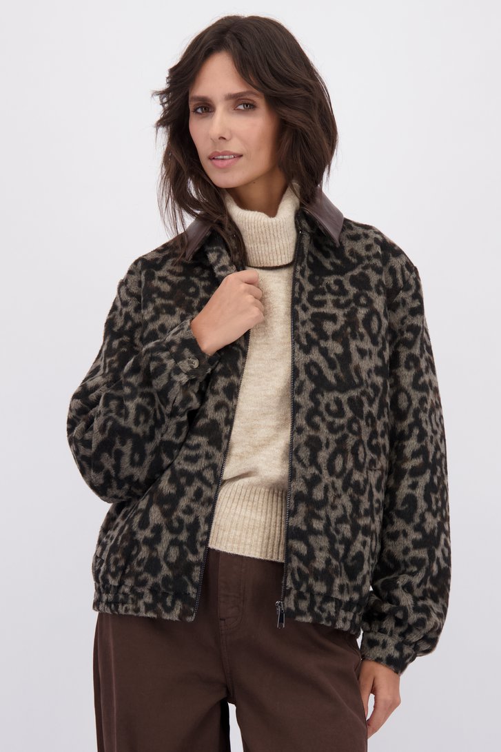 Voorkant van Zacht bruin vest met panterprint door Louise voor Dames