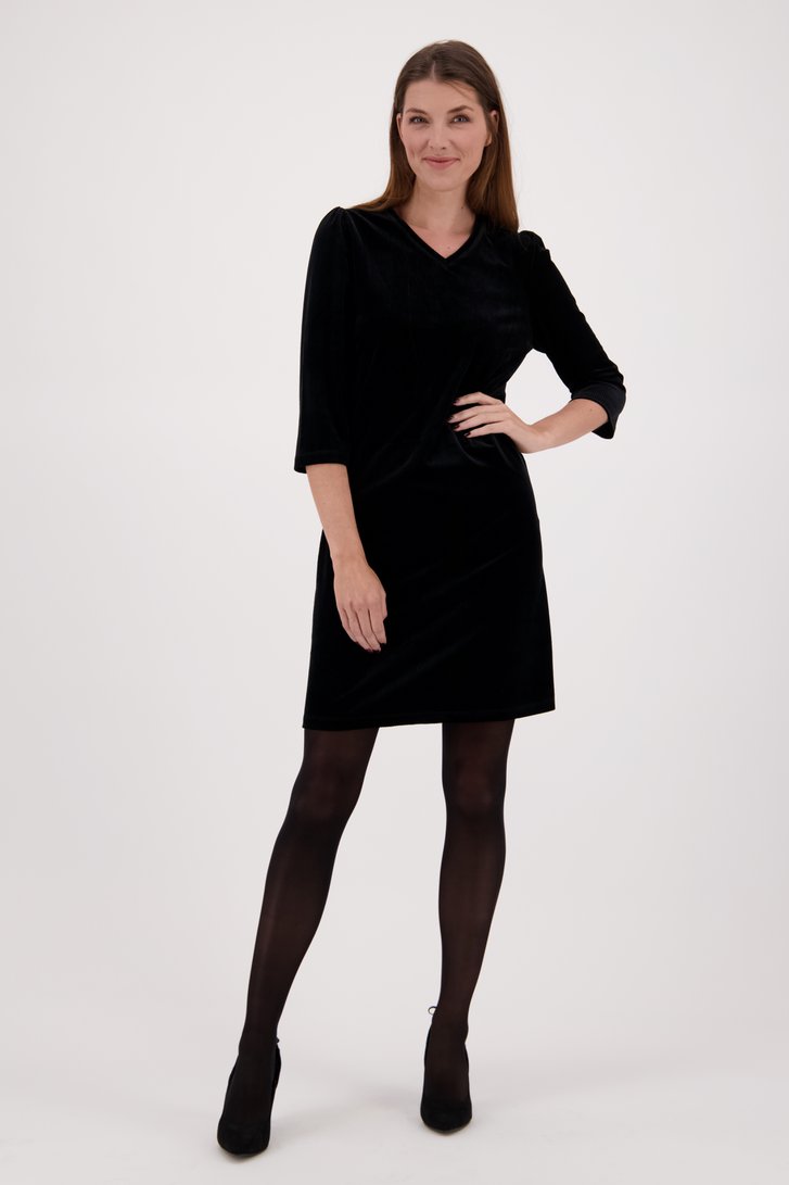 Zwart kleed in glazend ribfluweel  van Claude Arielle voor Dames